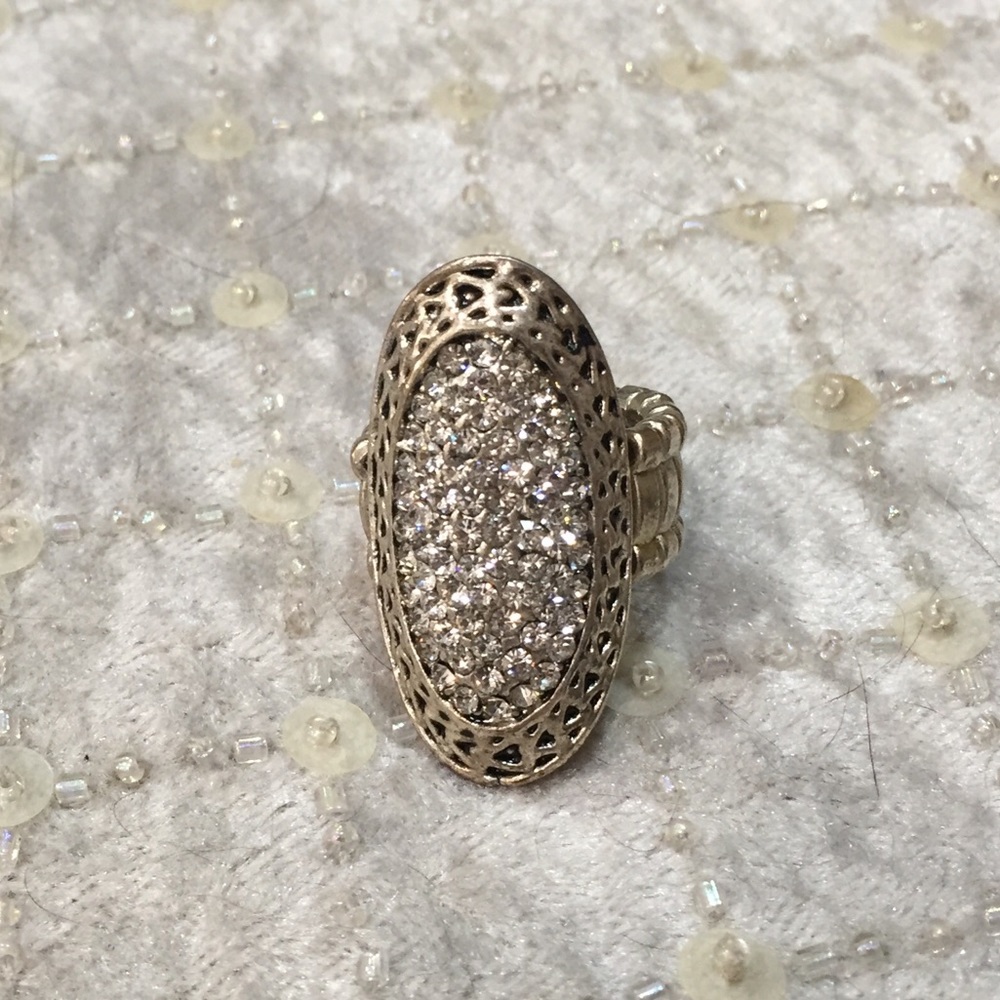 Sparkly oval statement ring with elastic band